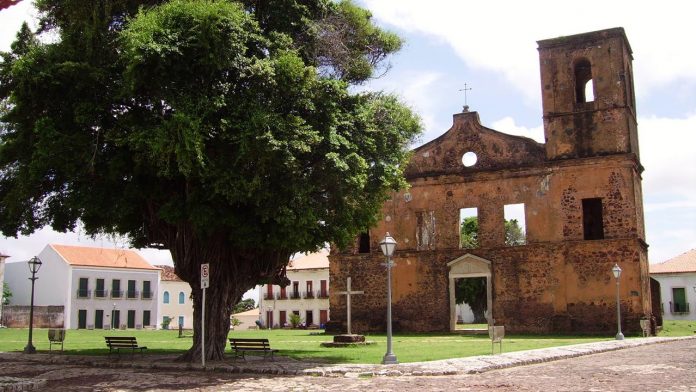 Ruínas da construção da igreja Matriz de São Matias, em Alcântara